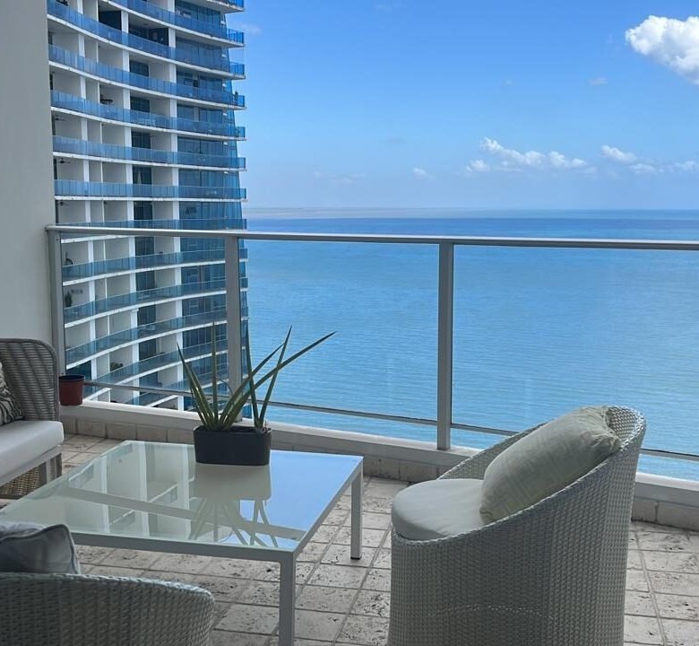 Usted Puede Vivir Frente Al Mar con Su Familia, y entrar listo con muebles de alta calidad: Punta Pacifica, Pacific Village