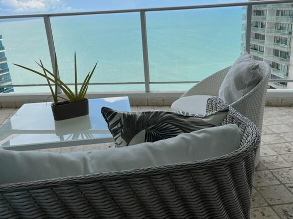 Usted Puede Vivir Frente Al Mar con Su Familia, y entrar listo con muebles de alta calidad: Punta Pacifica, Pacific Village
