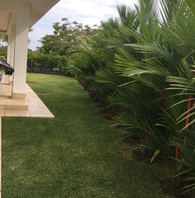 Casa en Comunidad de Golf y Lujo: Santa María, Ciudad de Panamá, contigua a campo de golf.