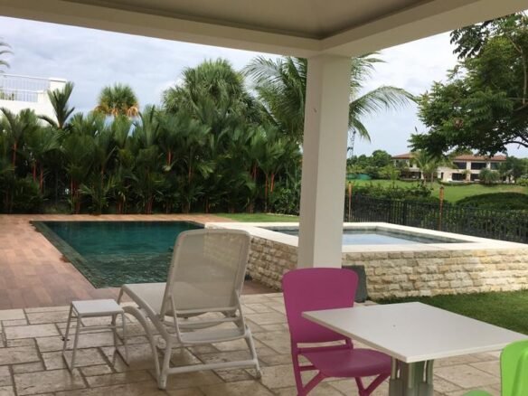 Casa en Comunidad de Golf y Lujo: Santa María, Ciudad de Panamá, contigua a campo de golf.