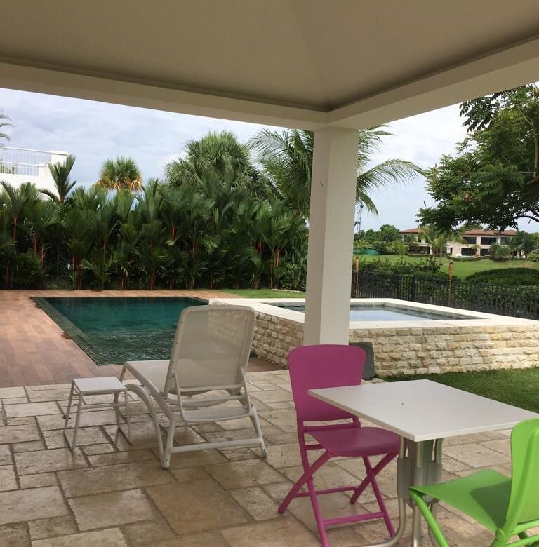 Casa en Comunidad de Golf y Lujo: Santa María, Ciudad de Panamá, contigua a campo de golf.