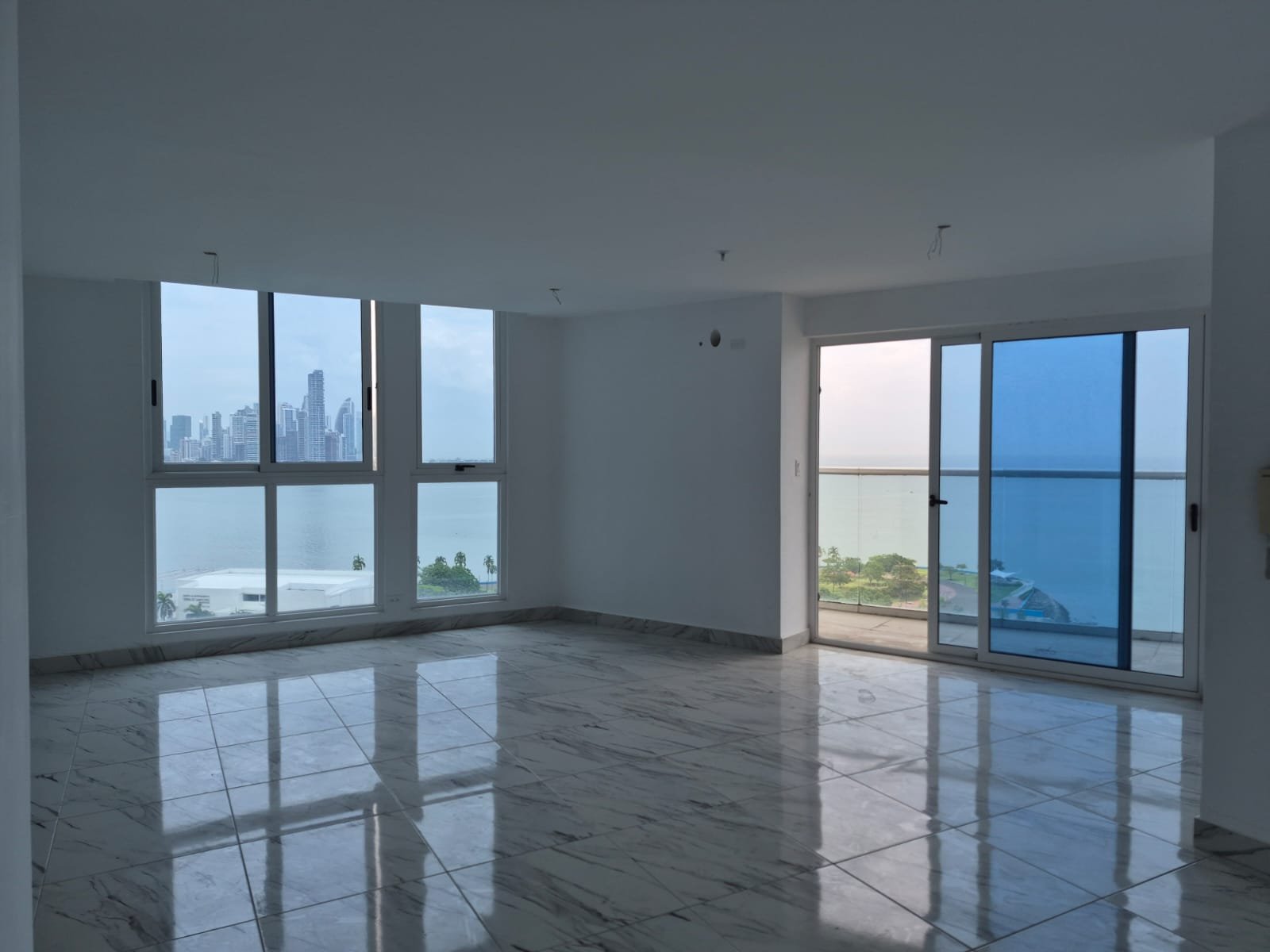 Ave Balboa – Torre Frente Al Mar: The Sands, Torre con Apartamentos + Mall