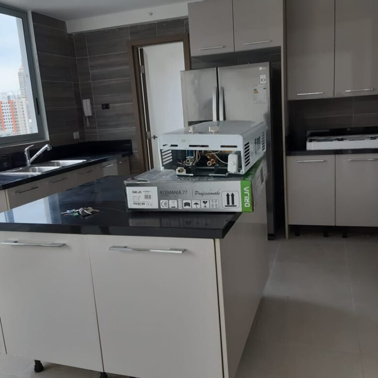 Obarrio, Parkcity: Apartamento de 110m2, Torre pequeña de Lujo, 2 Recámaras + Cuarto de Empleada