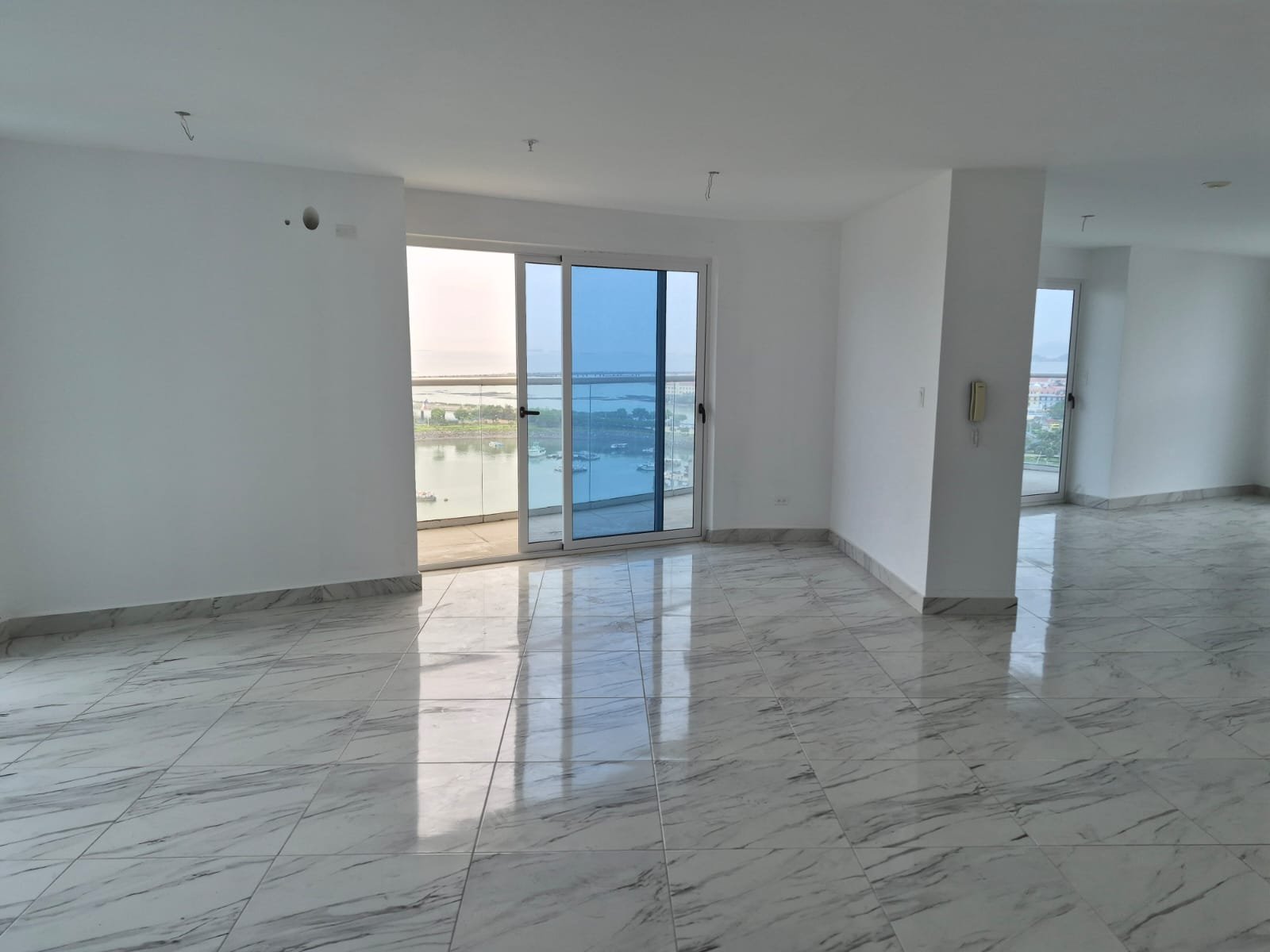 Ave Balboa – Torre Frente Al Mar: The Sands, Torre con Apartamentos + Mall