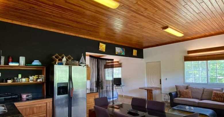 Finca en Playa San Carlos: con 2 Casas, 4.3 Hectáreas (10.585 Acres) de Terreno