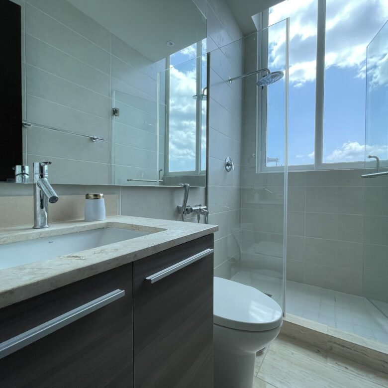 Costa del Este: Sector Alto Nivel, con Casa Club, Amoblado, de 95 m² con 2 Recámaras y 2 Baños