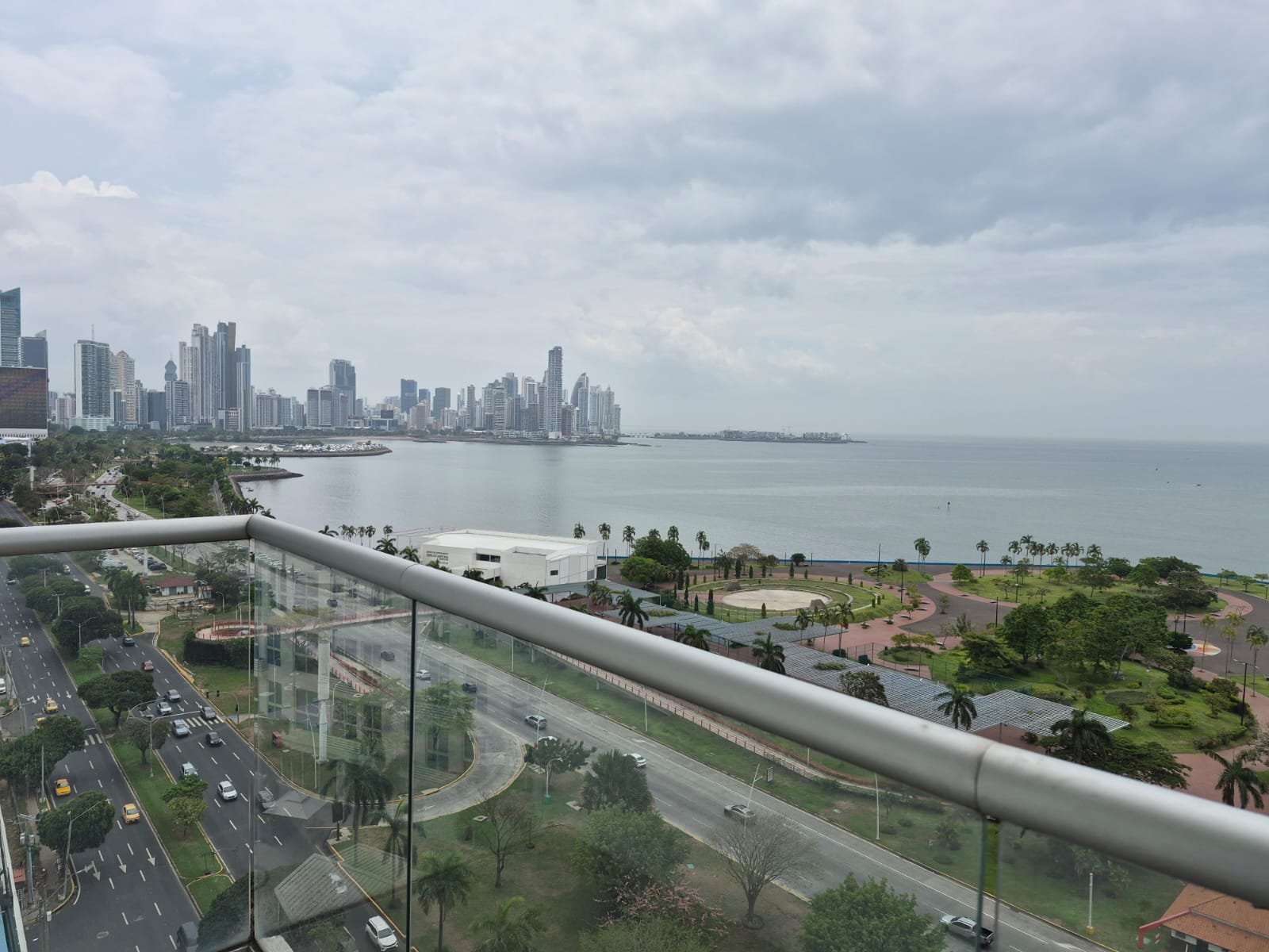 Ave Balboa – Torre Frente Al Mar: The Sands, Torre con Apartamentos + Mall