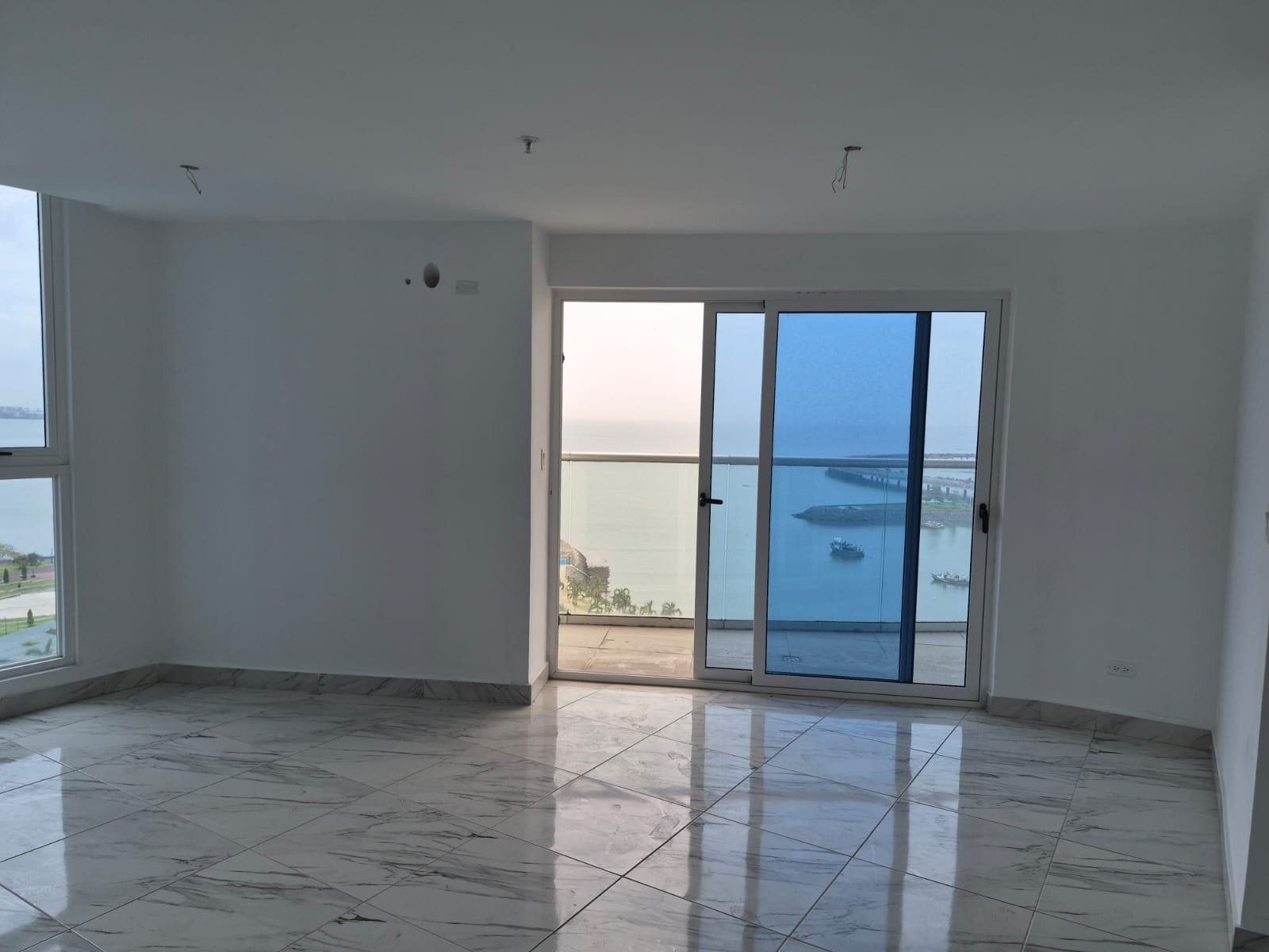 Ave Balboa – Torre Frente Al Mar: The Sands, Torre con Apartamentos + Mall