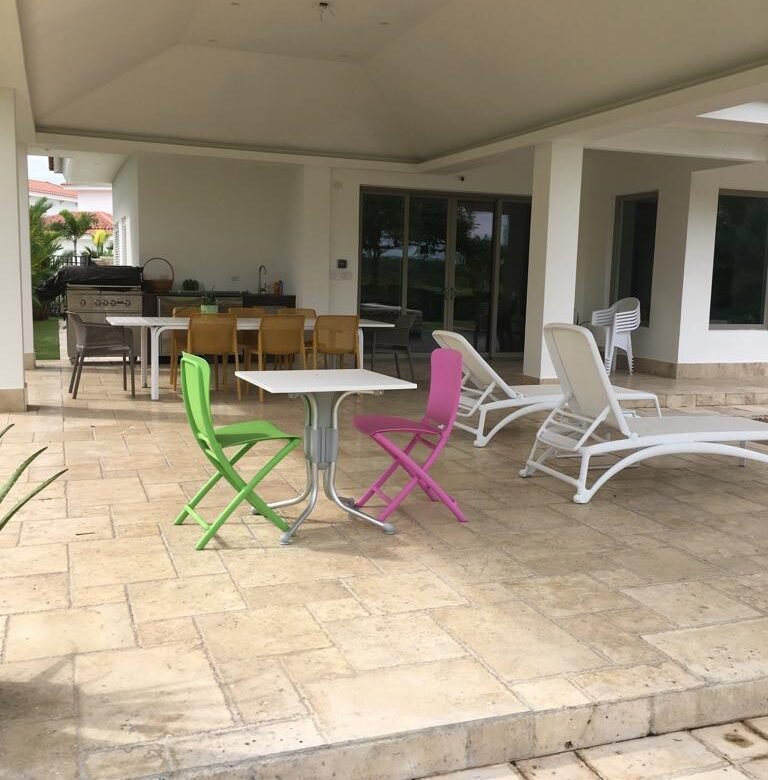 Casa en Comunidad de Golf y Lujo: Santa María, Ciudad de Panamá, contigua a campo de golf.