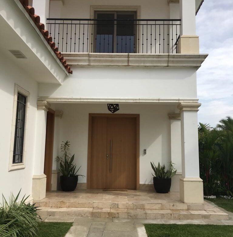 Casa en Comunidad de Golf y Lujo: Santa María, Ciudad de Panamá, contigua a campo de golf.