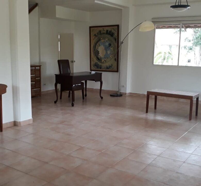 Hermosa Residencia en Albrook: 3 Habitaciones, Remodelada, 750 m² de Terreno