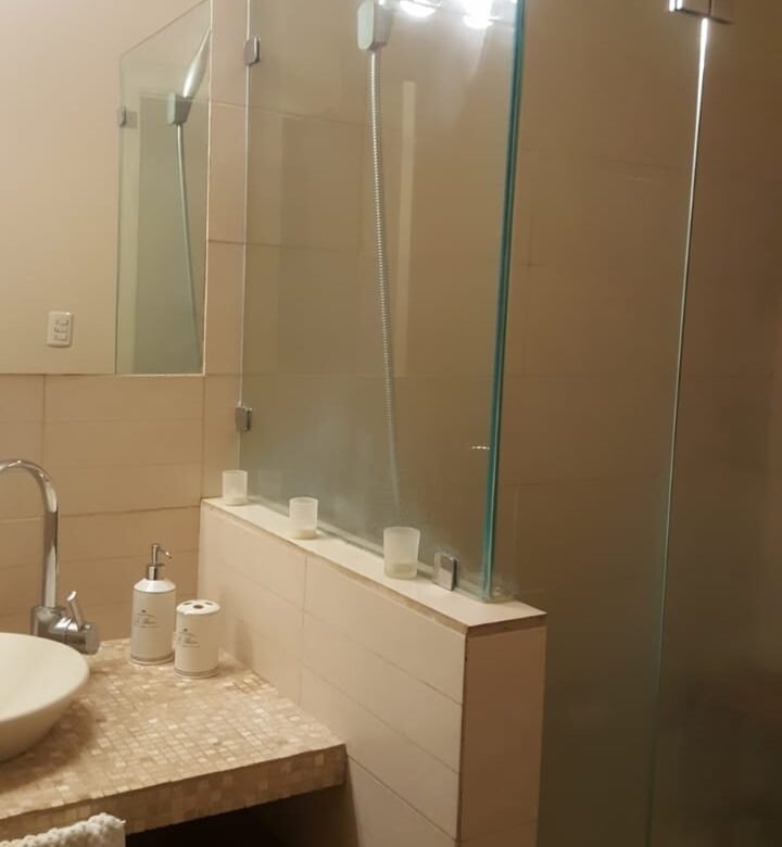 Clayton – Casa colindante con bosque: Su espacio de naturaleza privado, amoblada