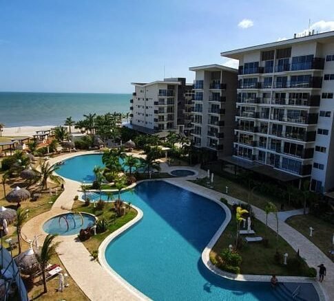 Relájese Ahora en Playa Caracol: Apto de Planta Baja con Patio, con 3 Recámaras