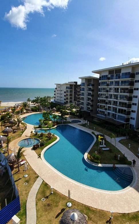 Relájese Ahora en Playa Caracol: Apto de Planta Baja con Patio, con 3 Recámaras