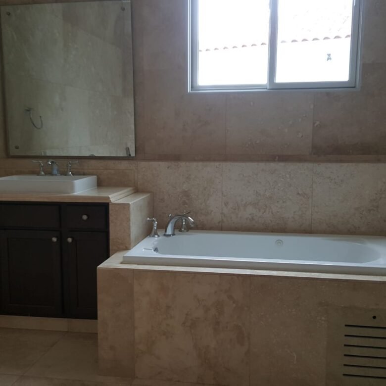 Casa en Campo de Golf : Santa María, exclusiva comunidad completa con garita de seguridad 24 horas