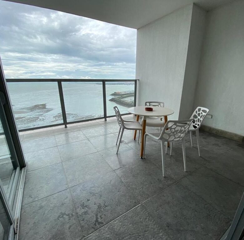 Avenida Balboa – Frente Al Mar: Viva de Lujo, Yoo Amoblado, 167 m², 2 Recámaras