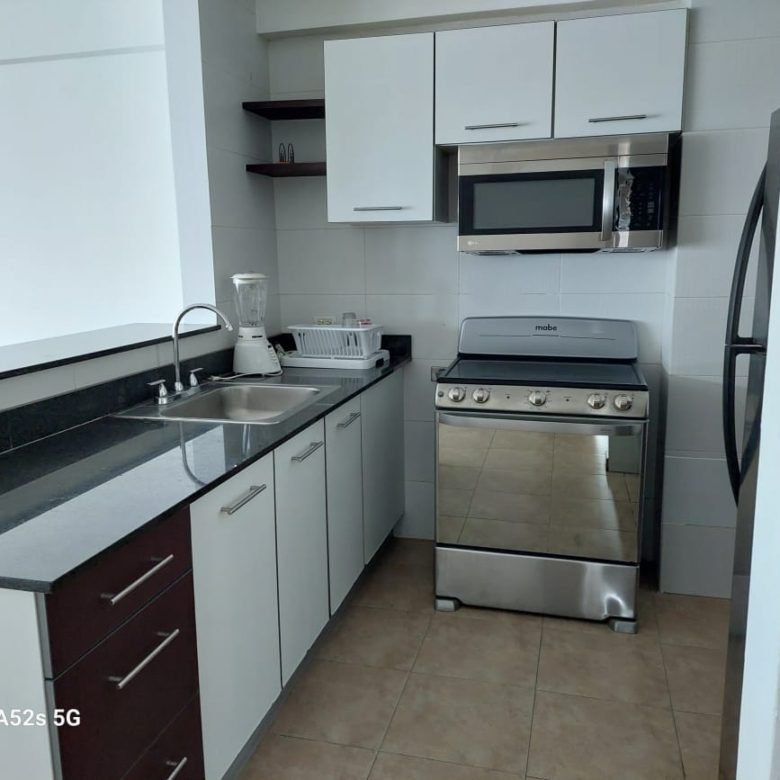 Ave Balboa, Bayfront: Amoblado, 1 Habitación, 1.5 Baño, Terraza, posibilidad de convertir a 2 recámaras
