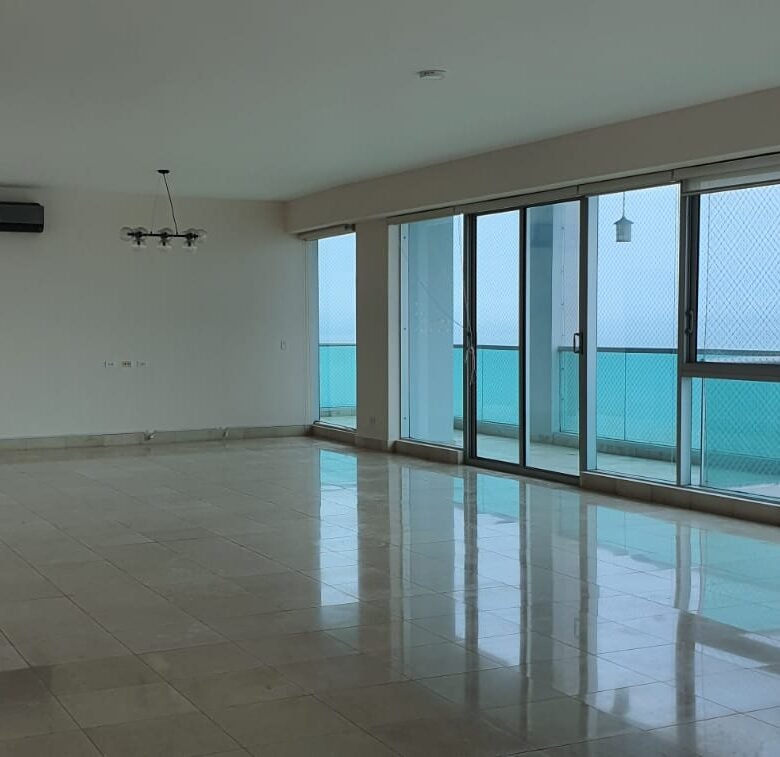 Penthouse Frente Al Mar – Costa del Este: 415 m², 4 Habitaciones, 4.5 Baños, Vista Frontal