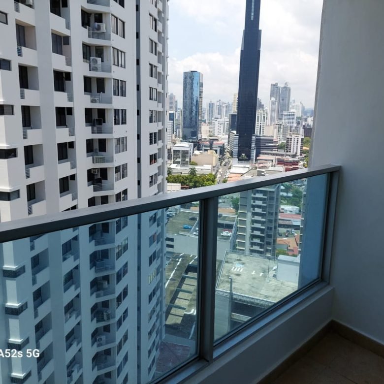 Ave Balboa, Bayfront: Amoblado, 1 Habitación, 1.5 Baño, Terraza, posibilidad de convertir a 2 recámaras