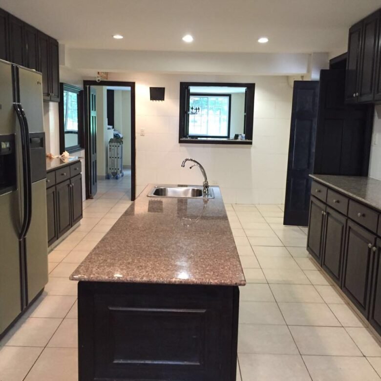 Albrook: Casa Unifamiliar, Cómoda, Colinda Area Verde – 5 Recs + Atico + Cbe