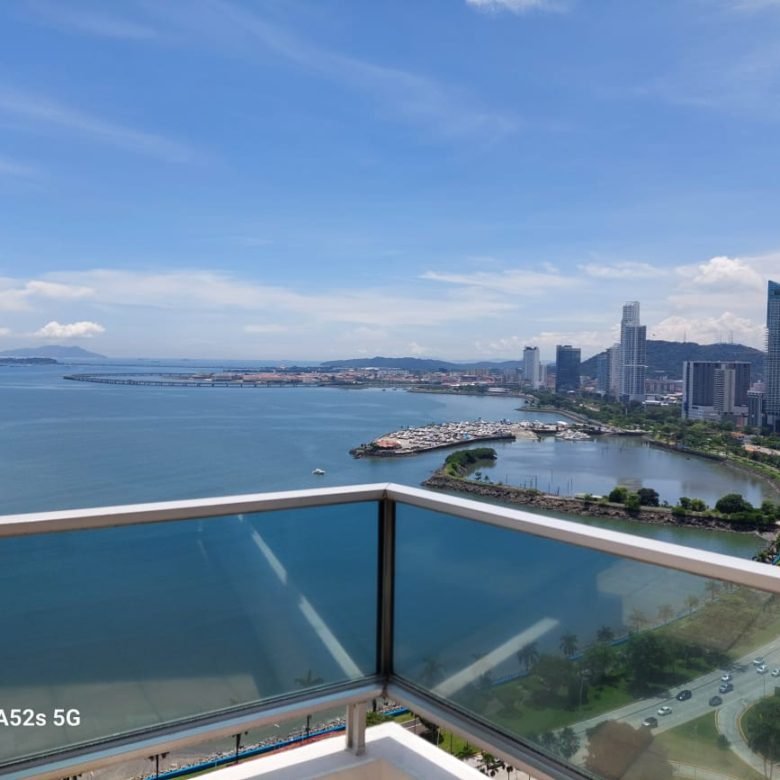 Ave Balboa, Bayfront: Amoblado, 1 Habitación, 1.5 Baño, Terraza, posibilidad de convertir a 2 recámaras