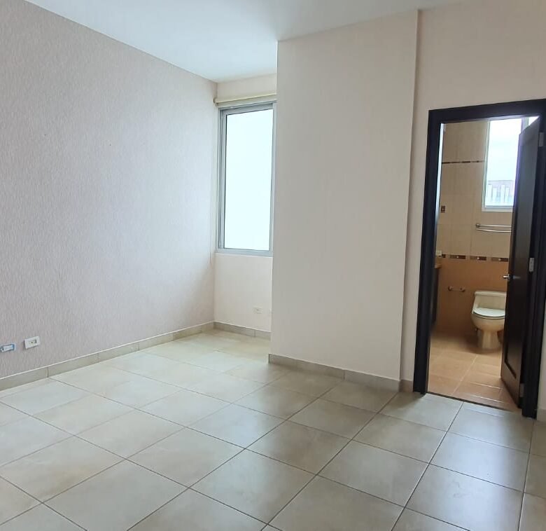 Penthouse Frente Al Mar – Costa del Este: 415 m², 4 Habitaciones, 4.5 Baños, Vista Frontal