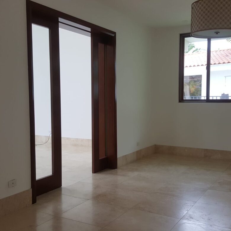 Casa en Campo de Golf : Santa María, exclusiva comunidad completa con garita de seguridad 24 horas