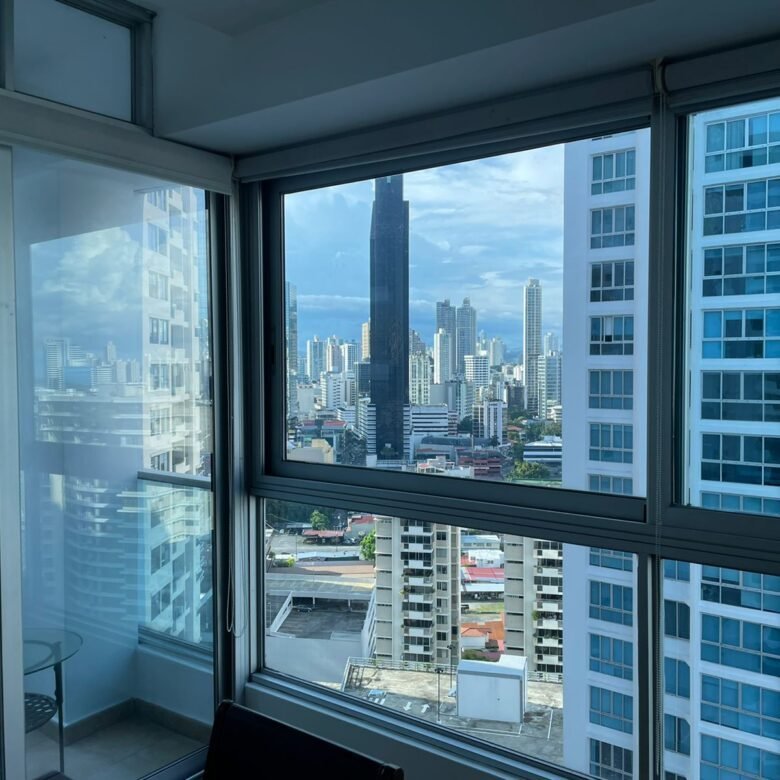 Ave Balboa, Bayfront: Amoblado, 1 Habitación, 1.5 Baño, Terraza, posibilidad de convertir a 2 recámaras