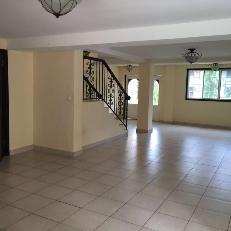 Albrook: Casa Unifamiliar, Cómoda, Colinda Area Verde – 5 Recs + Atico + Cbe