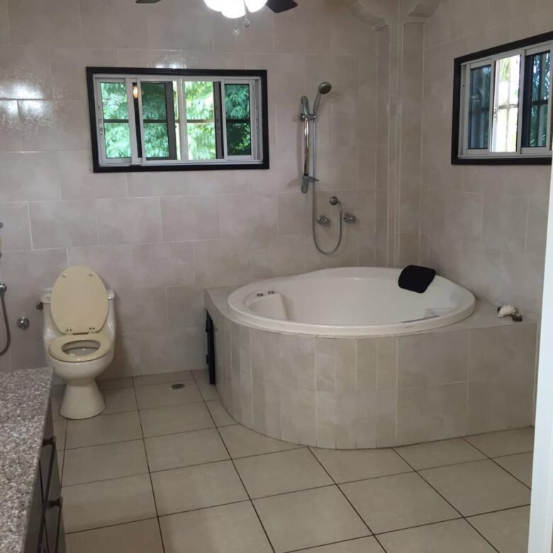 Albrook: Casa Unifamiliar, Cómoda, Colinda Area Verde – 5 Recs + Atico + Cbe