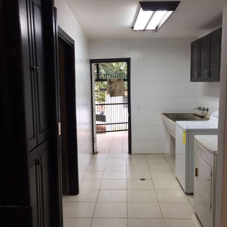 Albrook: Casa Unifamiliar, Cómoda, Colinda Area Verde – 5 Recs + Atico + Cbe