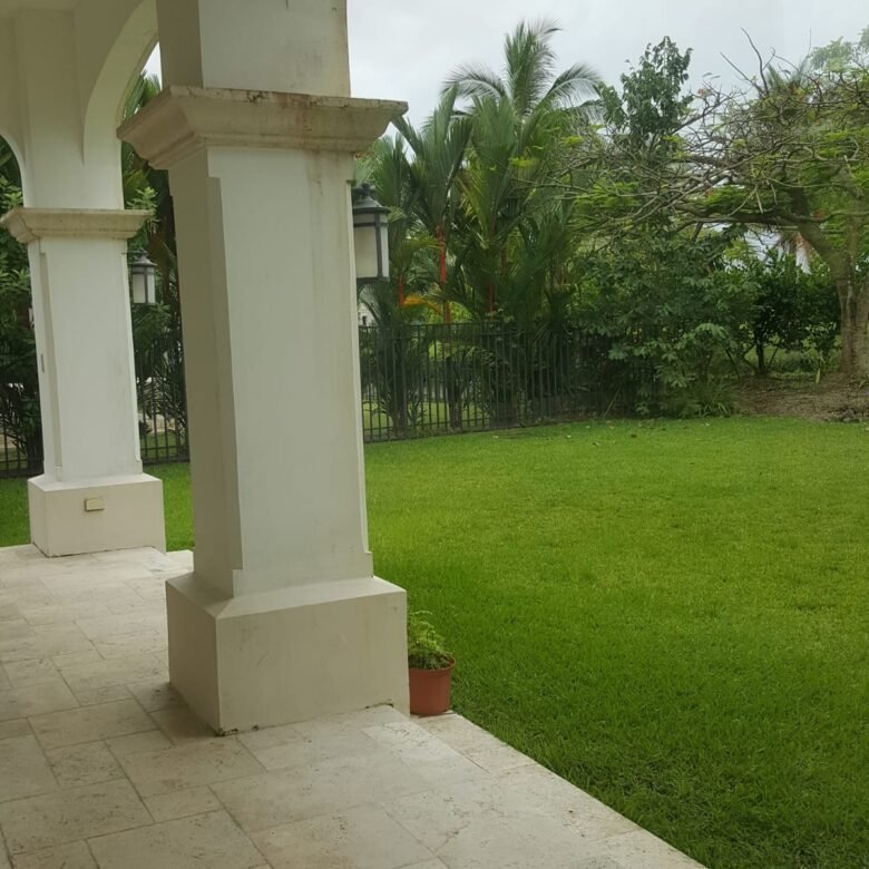 Casa en Campo de Golf : Santa María, exclusiva comunidad completa con garita de seguridad 24 horas