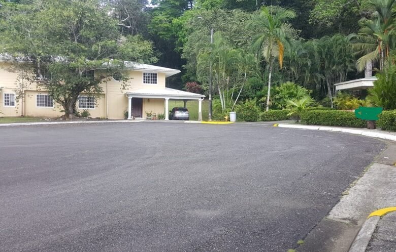 Clayton – 2 Casas colindantes con bosque, pegadas, Sector del Canal: Casas Grandes con 7 recámaras + 2 bodegas + Den