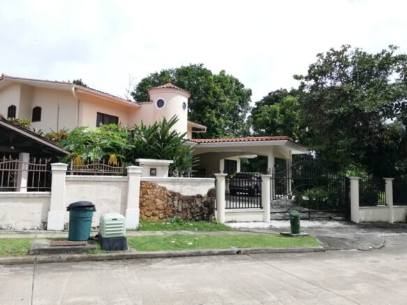 Albrook: Amplia Residencia con 1200 m² de Terreno, 4 Habitaciones