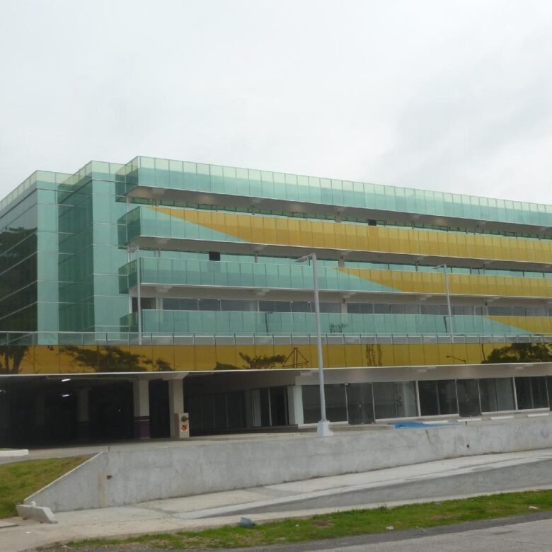 Local Comercial en Edificio con Supermercado + Oficinas, rodeado de residenciales