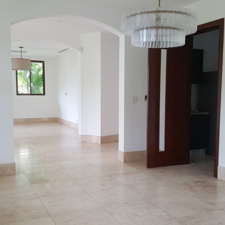 Casa en Campo de Golf : Santa María, exclusiva comunidad completa con garita de seguridad 24 horas