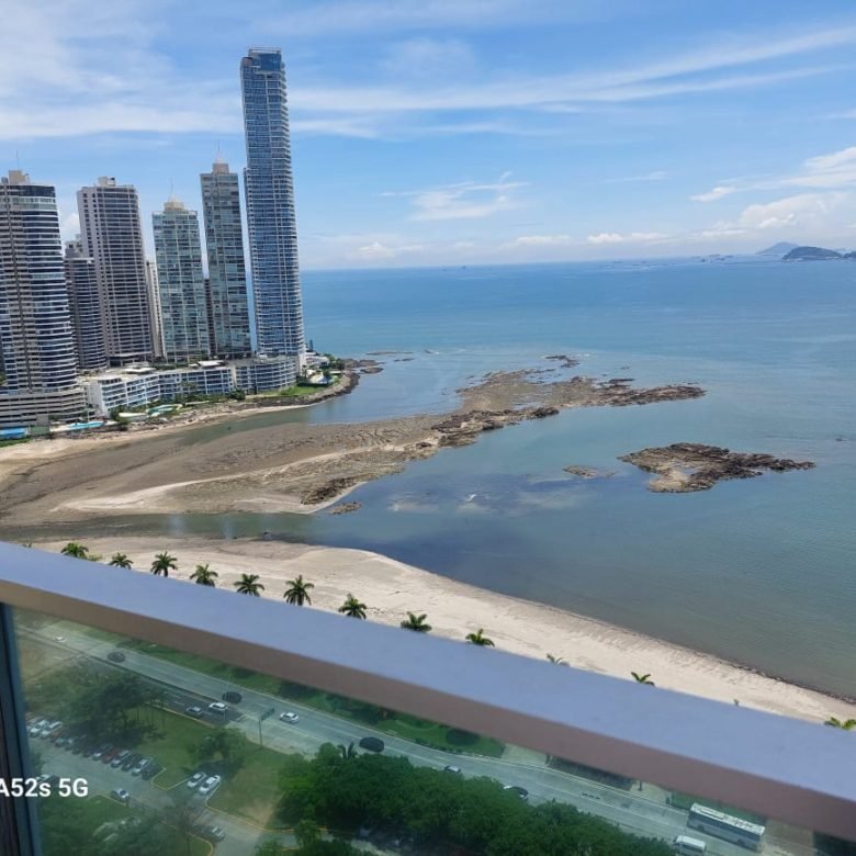Ave Balboa, Bayfront: Amoblado, 1 Habitación, 1.5 Baño, Terraza, posibilidad de convertir a 2 recámaras