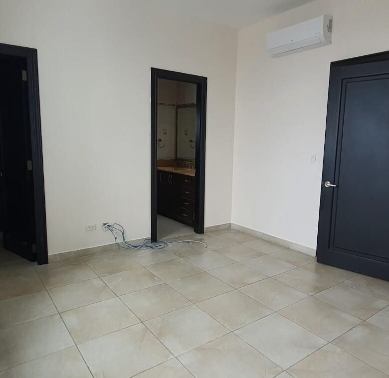 Penthouse Frente Al Mar – Costa del Este: 415 m², 4 Habitaciones, 4.5 Baños, Vista Frontal
