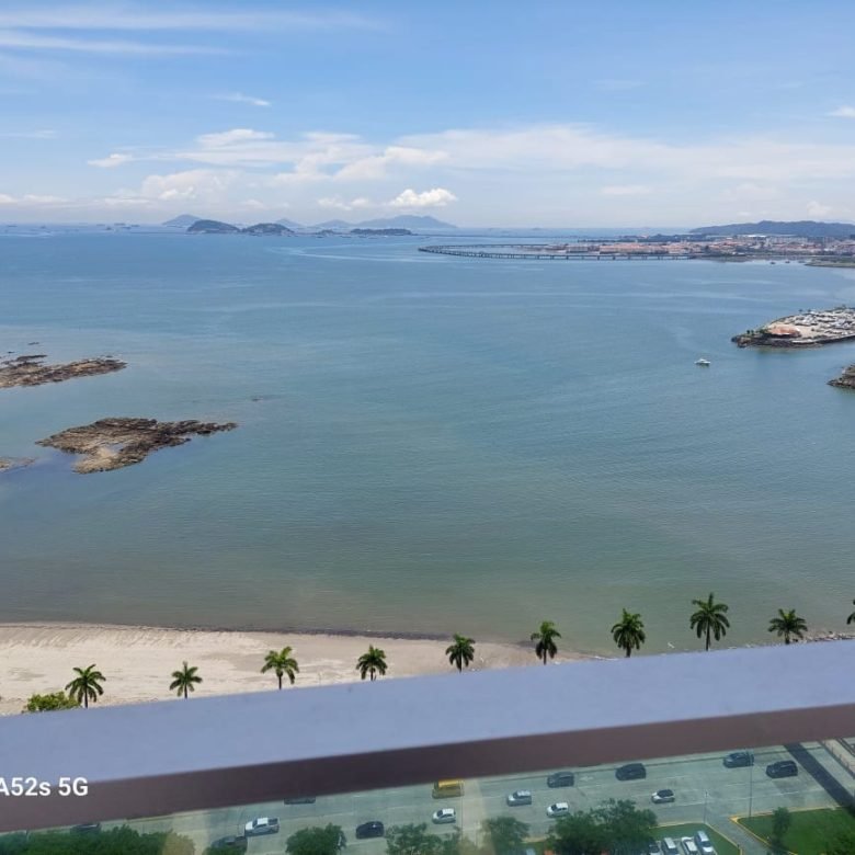 Ave Balboa, Bayfront: Amoblado, 1 Habitación, 1.5 Baño, Terraza, posibilidad de convertir a 2 recámaras