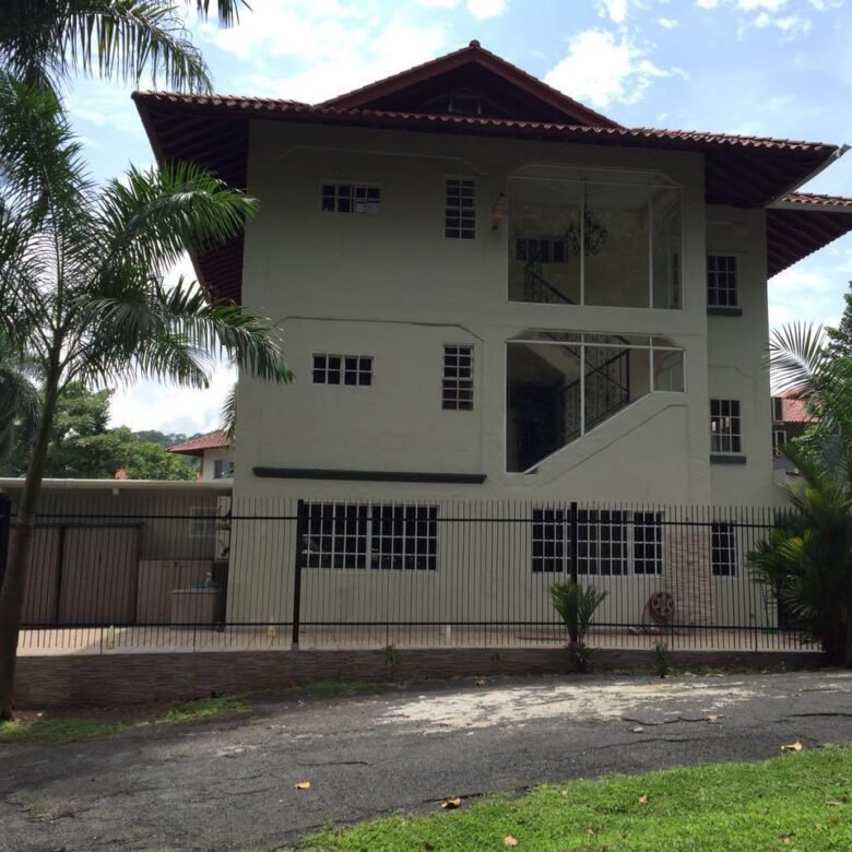 Albrook: Casa Unifamiliar, Cómoda, Colinda Area Verde – 5 Recs + Atico + Cbe