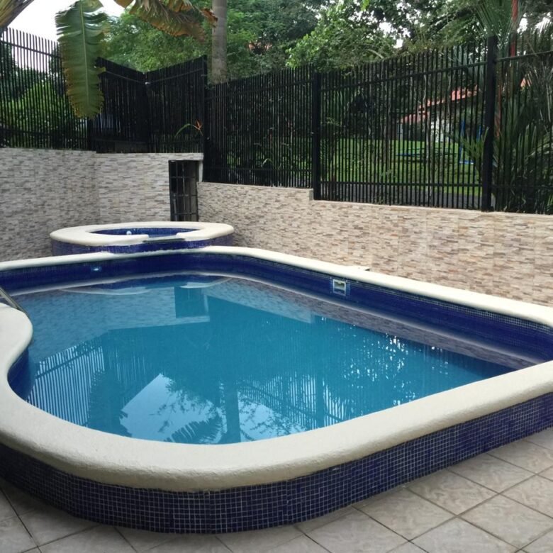 Albrook: Casa Unifamiliar, Cómoda, Colinda Area Verde – 5 Recs + Atico + Cbe