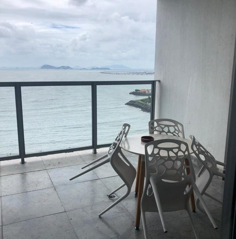 Avenida Balboa – Frente Al Mar: Viva de Lujo, Yoo Amoblado, 167 m², 2 Recámaras