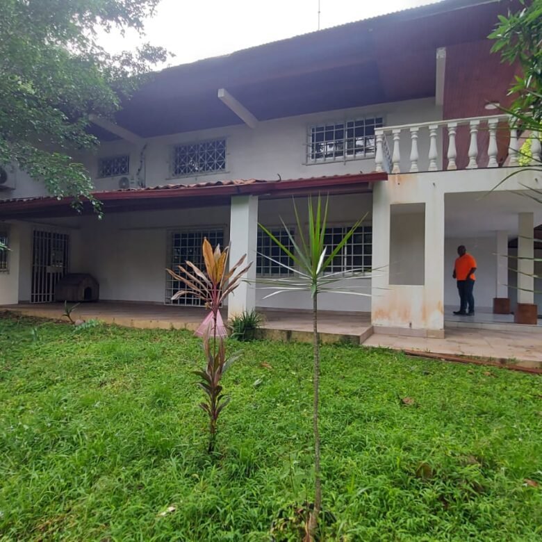 Area Revertida – Sector del Canal de Panamá: Casa Alquilada, de 4 Habitaciones + Den + Estudio