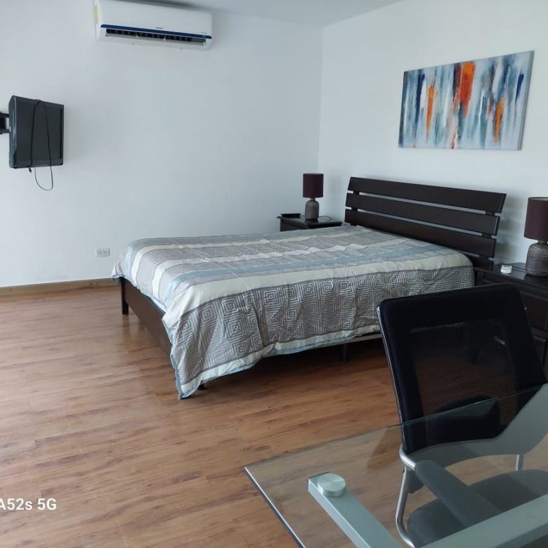 Ave Balboa, Bayfront: Amoblado, 1 Habitación, 1.5 Baño, Terraza, posibilidad de convertir a 2 recámaras