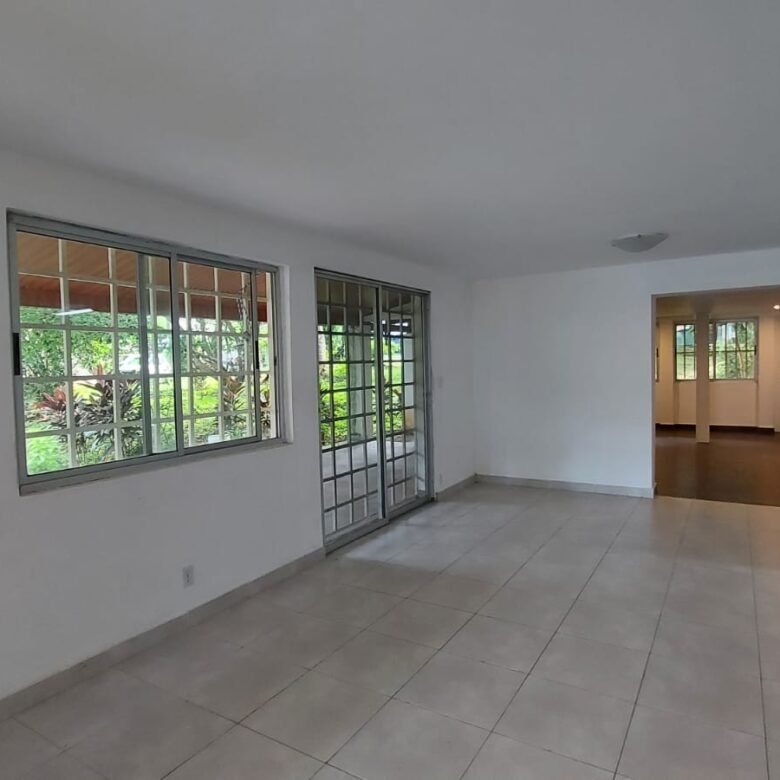 Area Revertida – Sector del Canal de Panamá: Casa Alquilada, de 4 Habitaciones + Den + Estudio