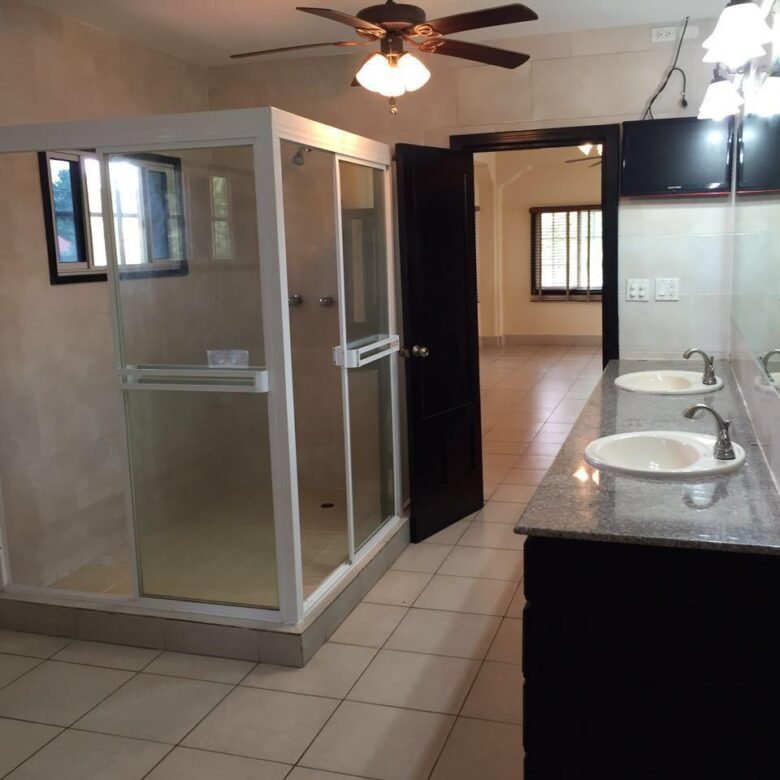Albrook: Casa Unifamiliar, Cómoda, Colinda Area Verde – 5 Recs + Atico + Cbe