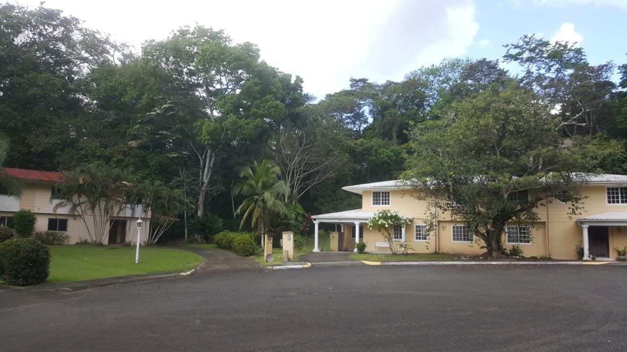 Clayton – 2 Casas colindantes con bosque, pegadas, Sector del Canal: Casas Grandes con 7 recámaras + 2 bodegas + Den