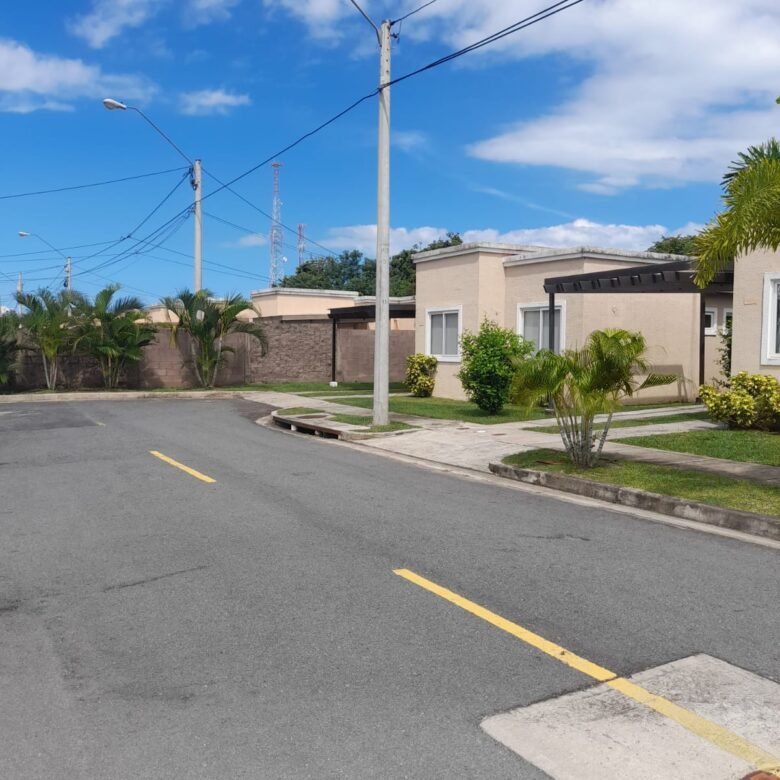 Relajación Para Usted – Viva en La Playa – Coronado: Amplia Casa con Seguridad