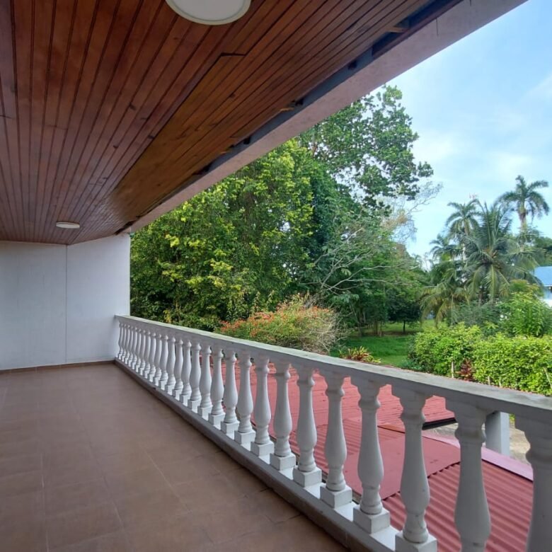 Area Revertida – Sector del Canal de Panamá: Casa Alquilada, de 4 Habitaciones + Den + Estudio