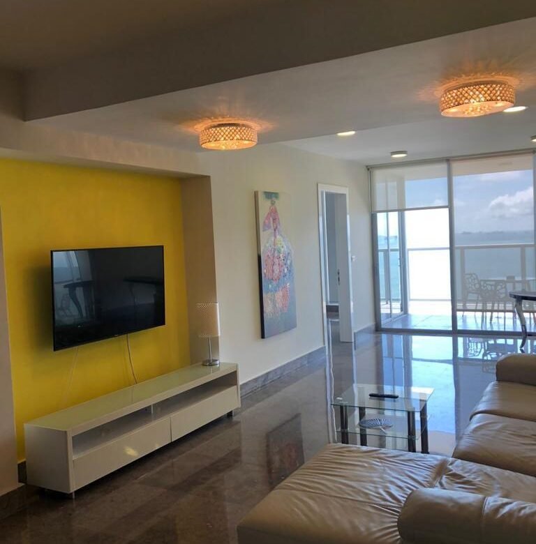 Avenida Balboa – Frente Al Mar: Viva de Lujo, Yoo Amoblado, 167 m², 2 Recámaras